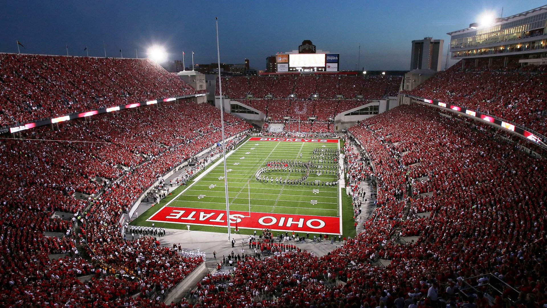 银箭藏锋,汉密尔顿以风为刃,在法拉利与阿斯顿·马丁的夹击中撕开胜利